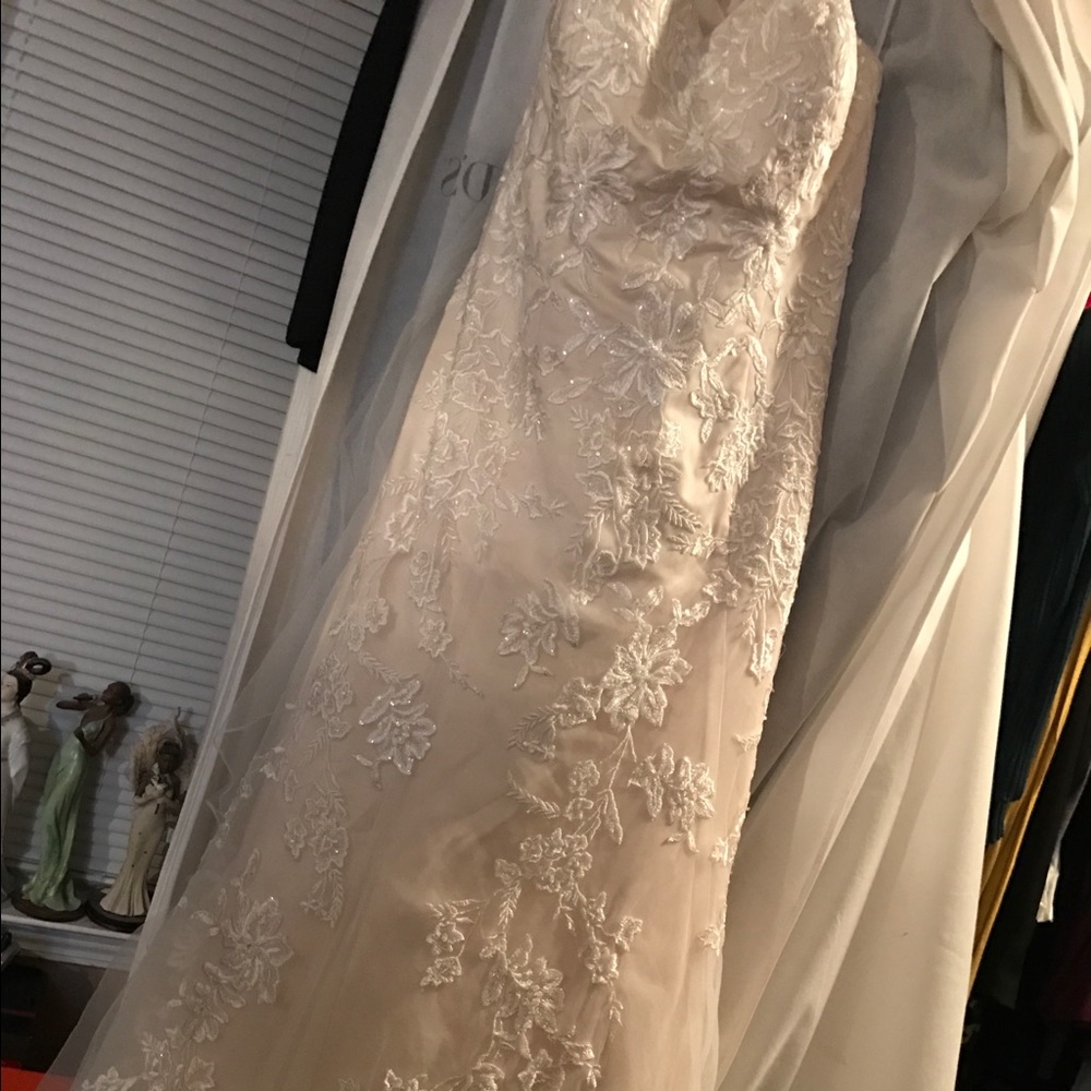 Wedding dress never been worn retail price $1300